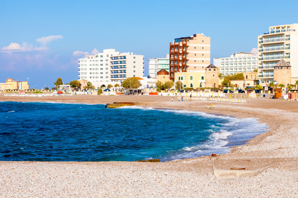 Slnečný deň na pláži na ostrove Rhodos v Grécku, Európa