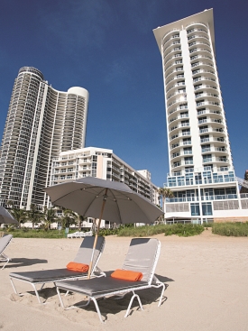 Floridska-plaz-s-pozadim-typickych-mrakodrapov.jpg