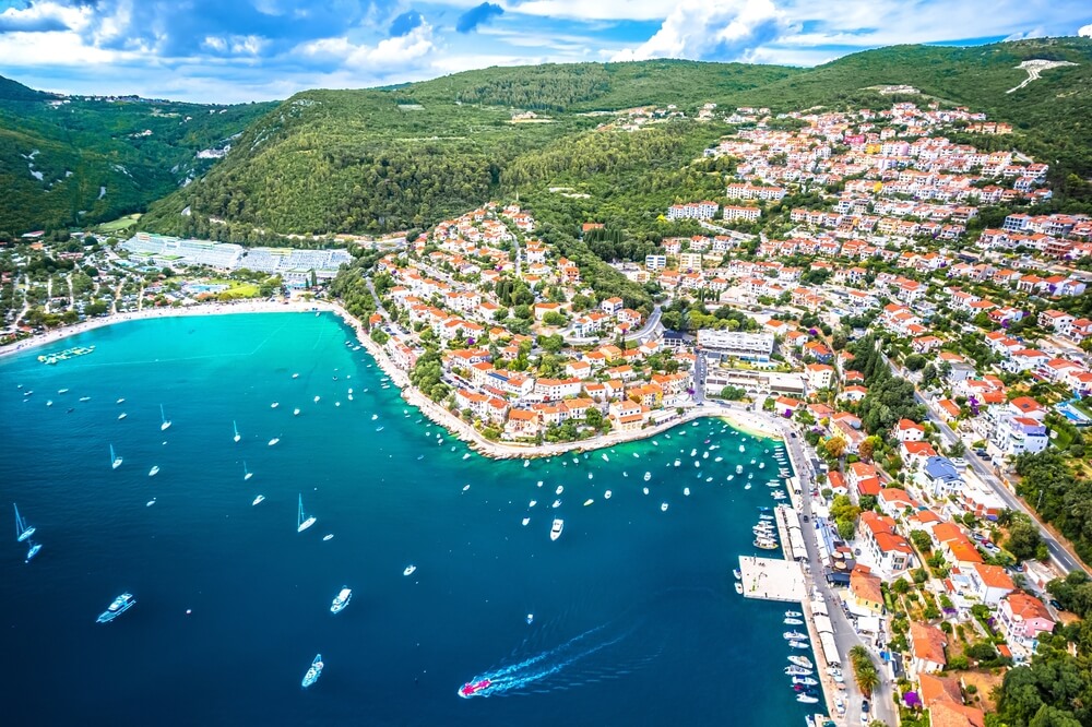 Letecký pohľad na nábrežie turistického mesta Rabac