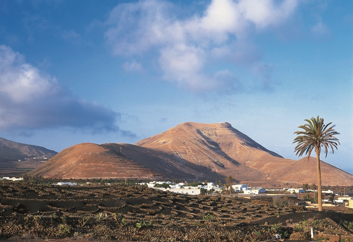 Spanielsko-08-Lanzarote-Typicka-sopecna-krajina-ostrova-Lanzarote.jpg