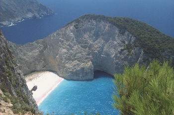 Grecko-7-Zakynthos-Slavna-plaz-Navagio-na-zapadnom-pobrezi-Zakynthosu.jpg