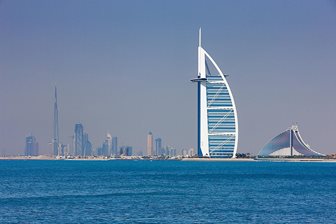 Dubaj, panorama města včetně Burj al Arab a Burj Khalifa