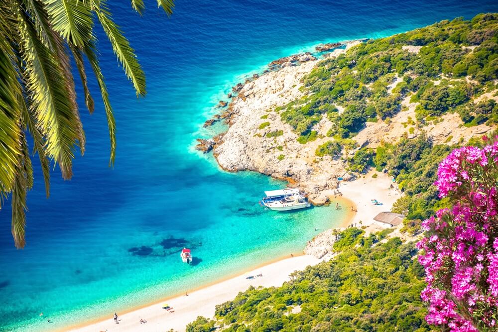 Tajná tyrkysová pláž pod dedinou Lubenice