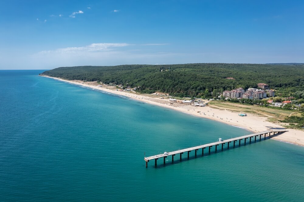 Letecký pohľad na prímorské letovisko Shkorpilovtsi, Varna, Bulharsko