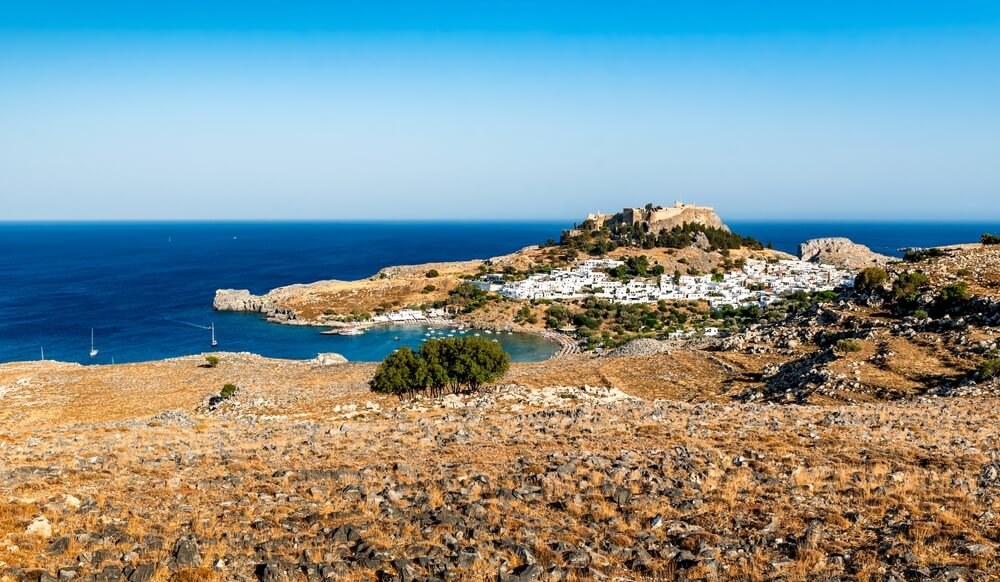Panoráma zálivu Lindos s plážou Lindos