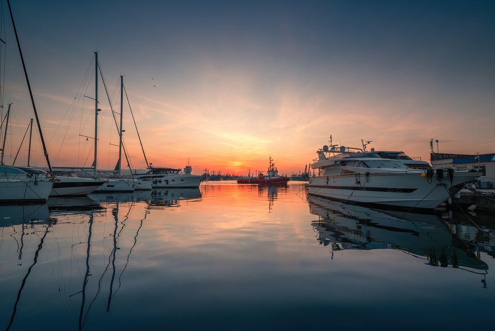 Sunset Marina s luxusnými jachtami a loďami