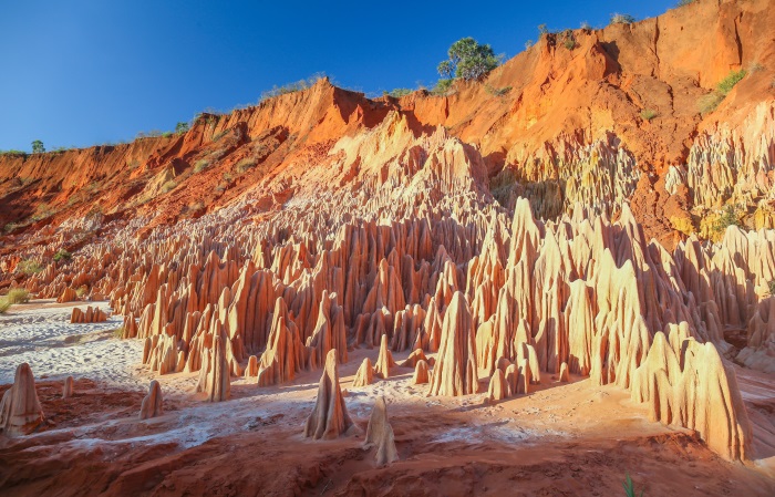 Madagaskar-Uchvatne-skalne-utvary-Red-Tsingy-pri-rieke-Irodo.jpg