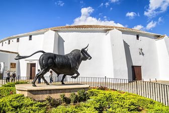 Socha býka před koridou v městě Ronda