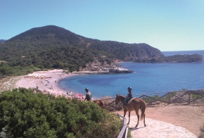 sardinia-Jazda-na-koni-patri-k-popularnym-sposovom,-ako-spoznat-pobrezie-Sardinie.jpg