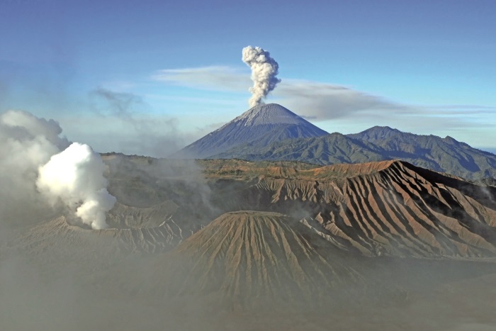 Fascinujuca-priroda-plna-vulkanov-v-Indonezii.jpg