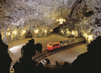 Turisticky-vlacik-v-slovinskych-jaskyniach,-skutocna-zeleznicna-siet-na-povrchu-meria-1-200-kilometrov.jpg