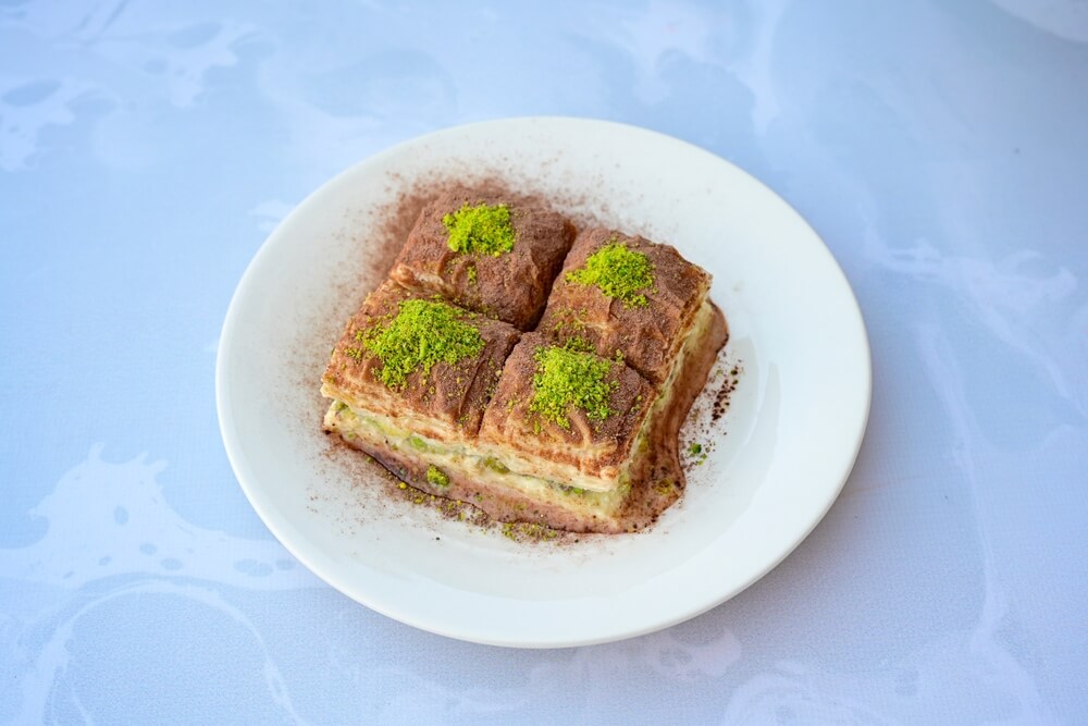 Turecký dezert Sobiyet, havuc dilimi, midye baklava, mušle baklava