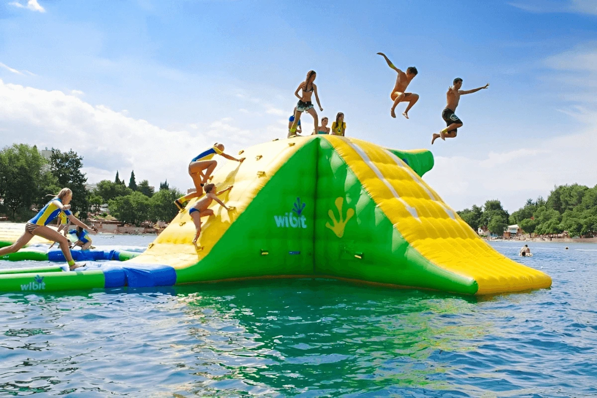 Plávajúci vodný park hotela Fairmont Ajman