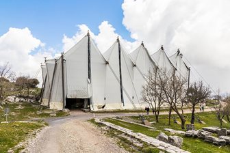 Bassai, vykopávky zakryté stanem