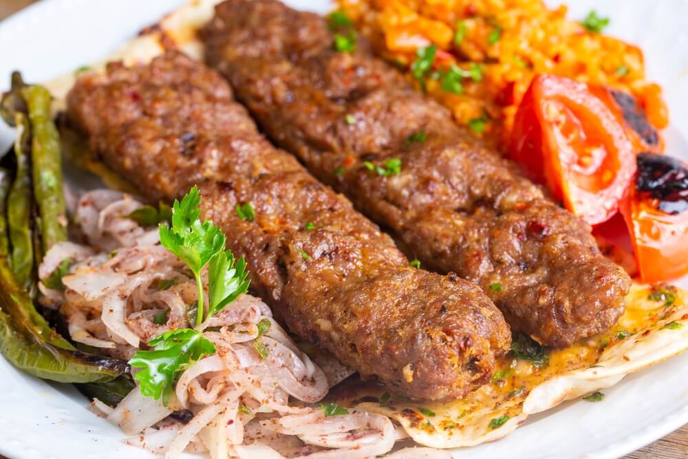 Tradičné lahodné turecké jedlá; Adana kebab