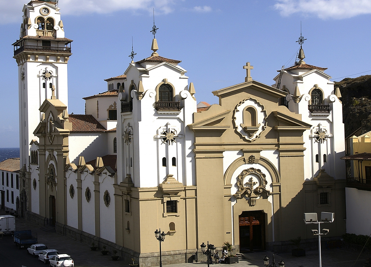 Pohled na město Candelaria a jeho slavnou baziliku