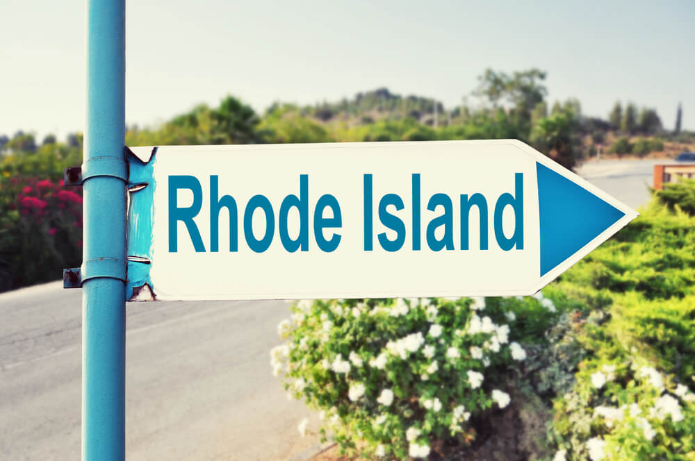 Dopravná značka Rhode Island s krásnou prírodou