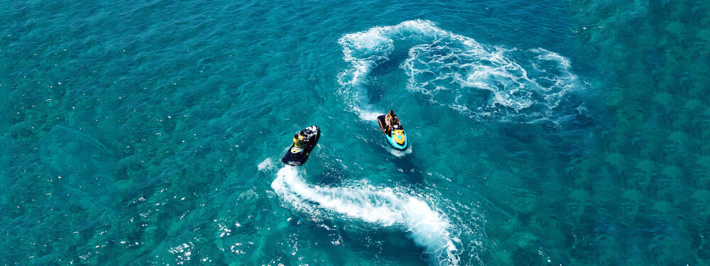 Ultraširokouhlá letecká fotografia vodného skútra z dronu