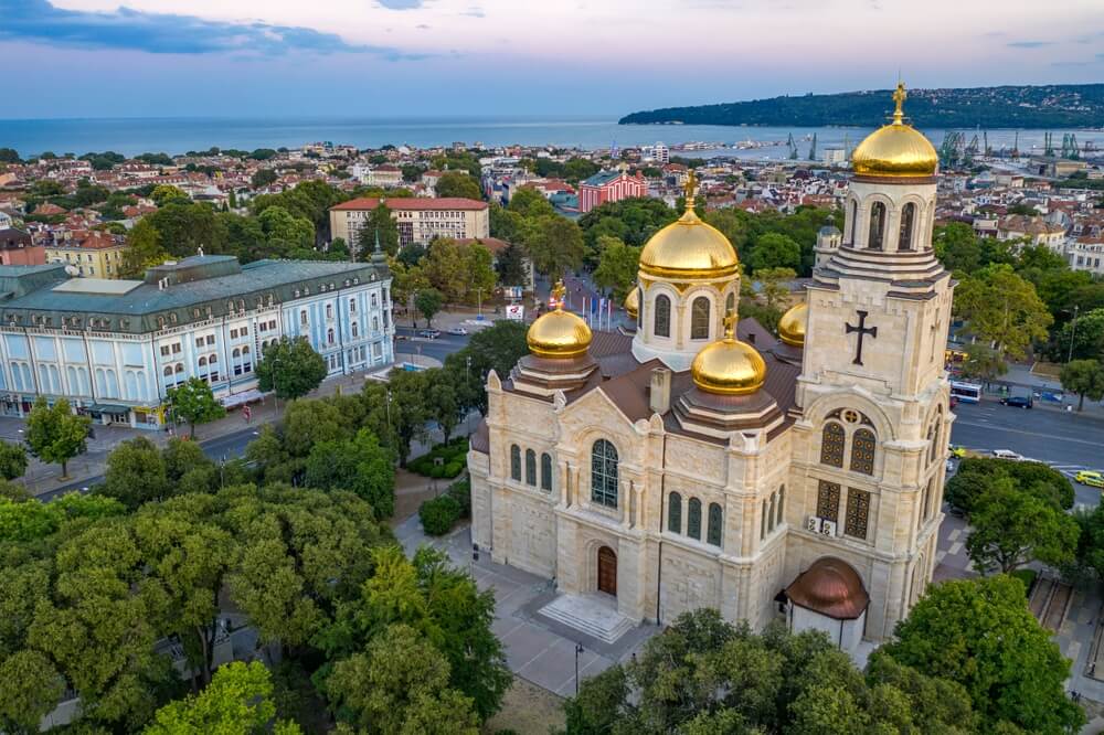 Letecký pohľad na katedrálu a centrum mesta Varna v Bulharsku