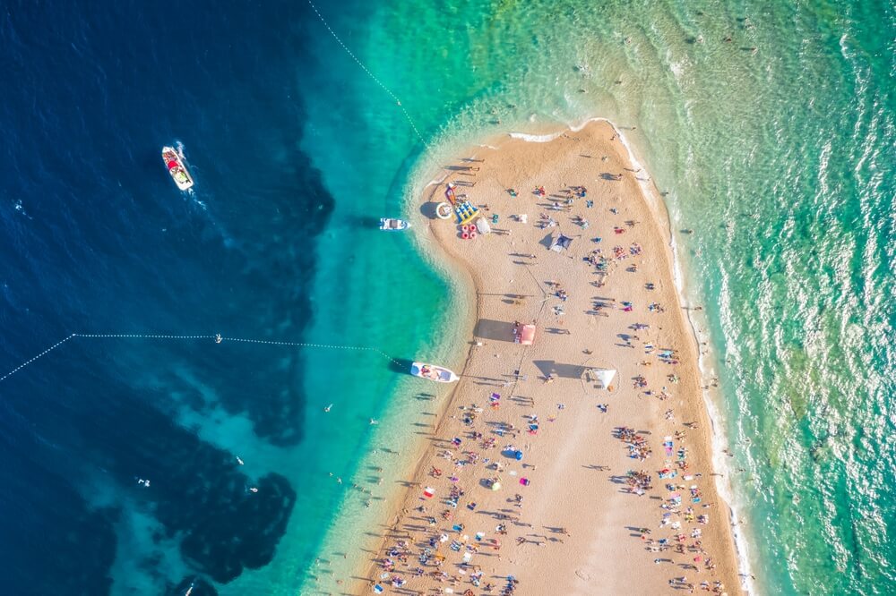 Pláž Zlatni Rat na ostrove Brač