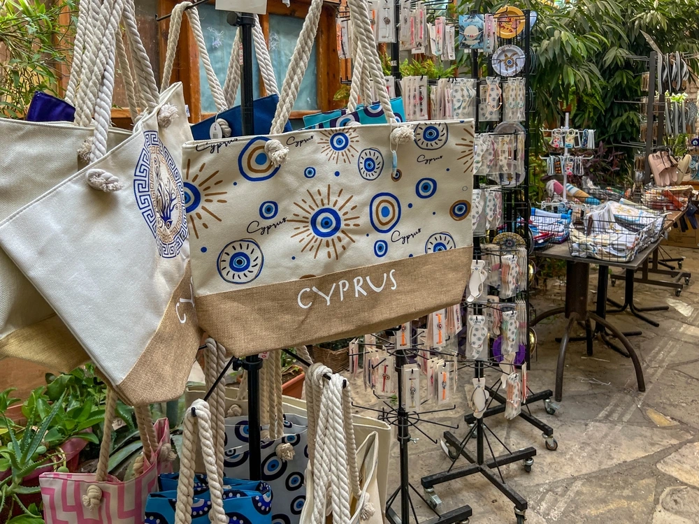 Plátené tašky a náramky ako suveníry, Cyprus