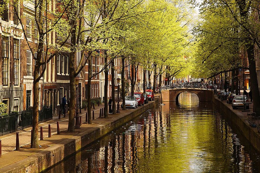 Nizozemsko, kanál v Amsterodamu Nizozemsko, kanál v Amsterodamu