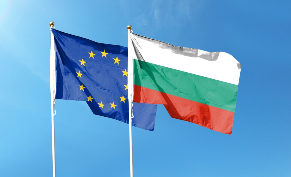 Vlajka Bulharska a vlajka EÚ na zamračenej oblohe. Mávanie na oblohe