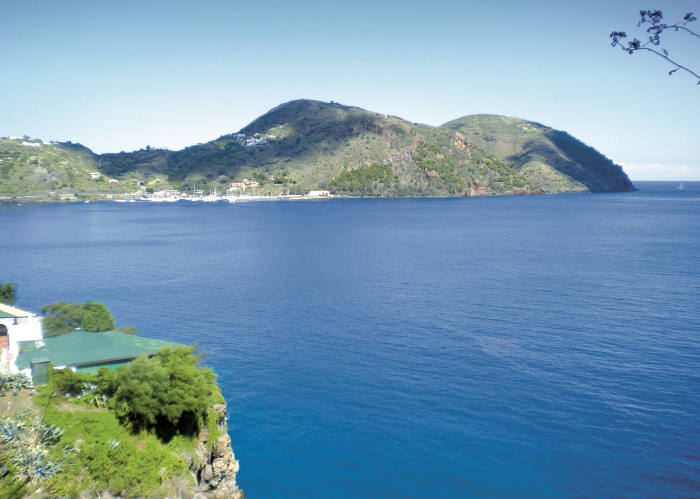 Taliansko-Liparske-ostrovy,-sopecna-perla-Tyrrhenskeho-mora.jpg