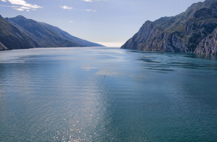 Lago-di-Garda-Nekonecna-hladina-Lago-di-Garda,-pohorie-Monte-Baldo-sa-dviha-vlavo.jpg
