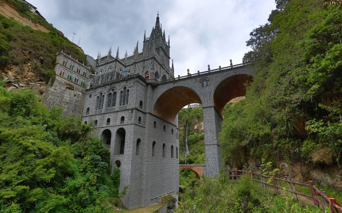Klastor-Las-Lajas,-historicke-dedicstvo-v-Kolumbii.jpg