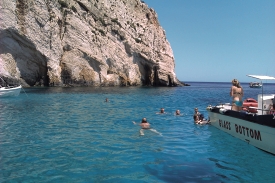 Grecko-7-Zakynthos-Uzite-si-plavanie-a-kupanie-pri-Modrych-jaskyniach-na-Zakynthose.jpg