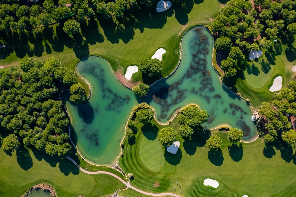 Luxusné zelené golfové ihrisko s jazerom v Antalyi – Beleku