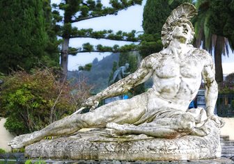 Achilova socha v zámku Achillion u vísky Gastoúri na Korfu