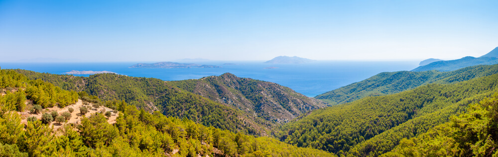 Panoramatická stredomorská krajina pobrežia Rodosu