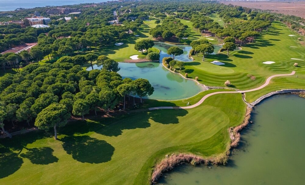 Krásne upravené golfové ihrisko v Turecku,